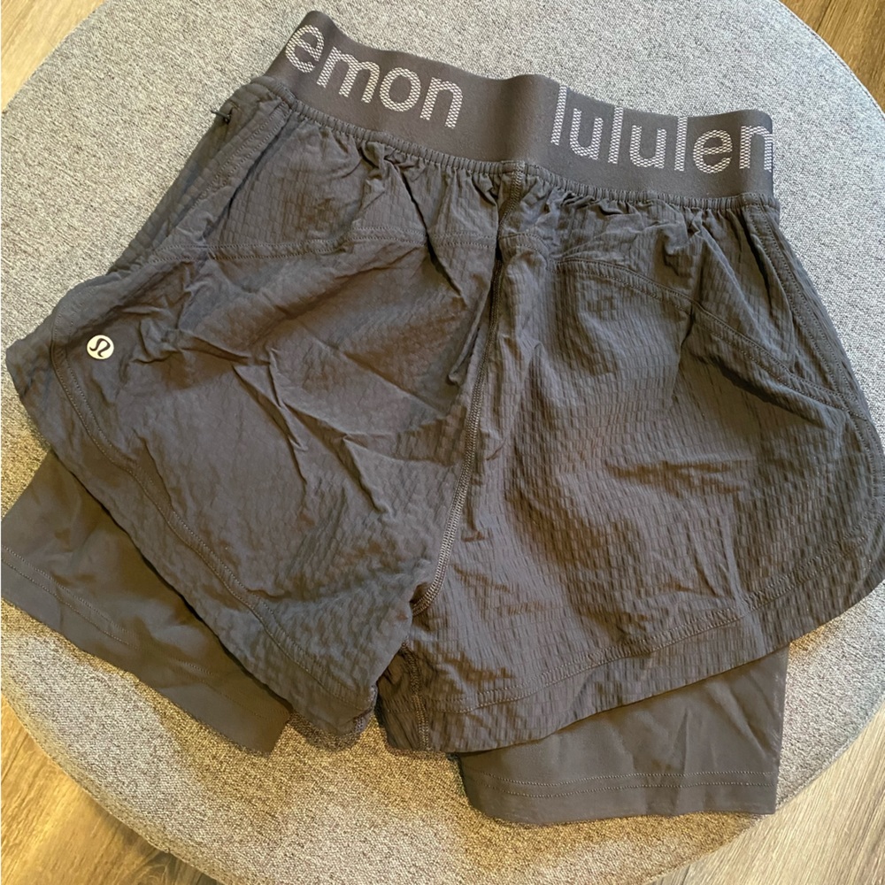 Lulu Lemon Logo Waistband High Rise Shorts Grey Black 4